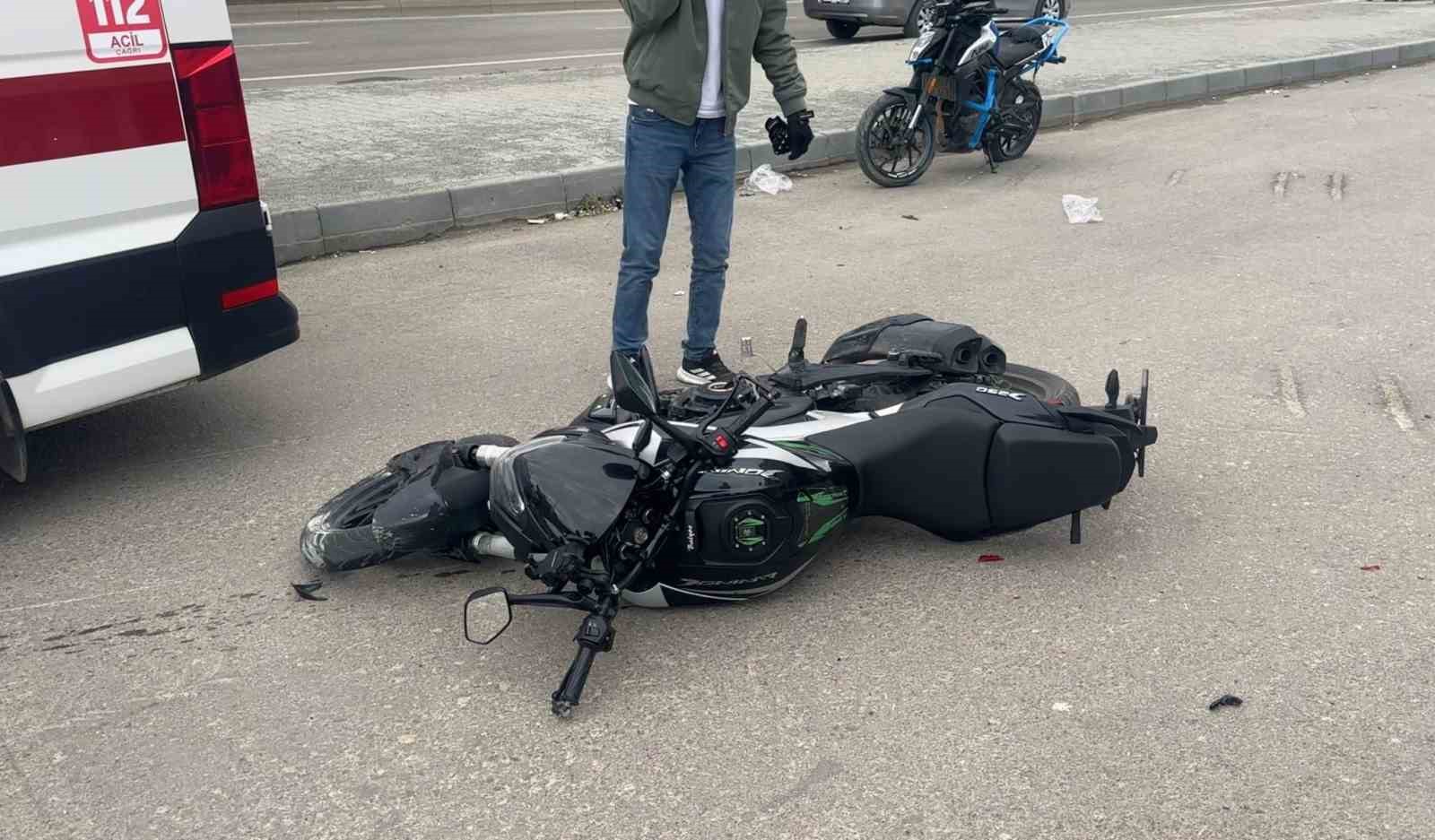 motosikletle otomobil carpisti 2 yarali 1 Z6W2fViJ