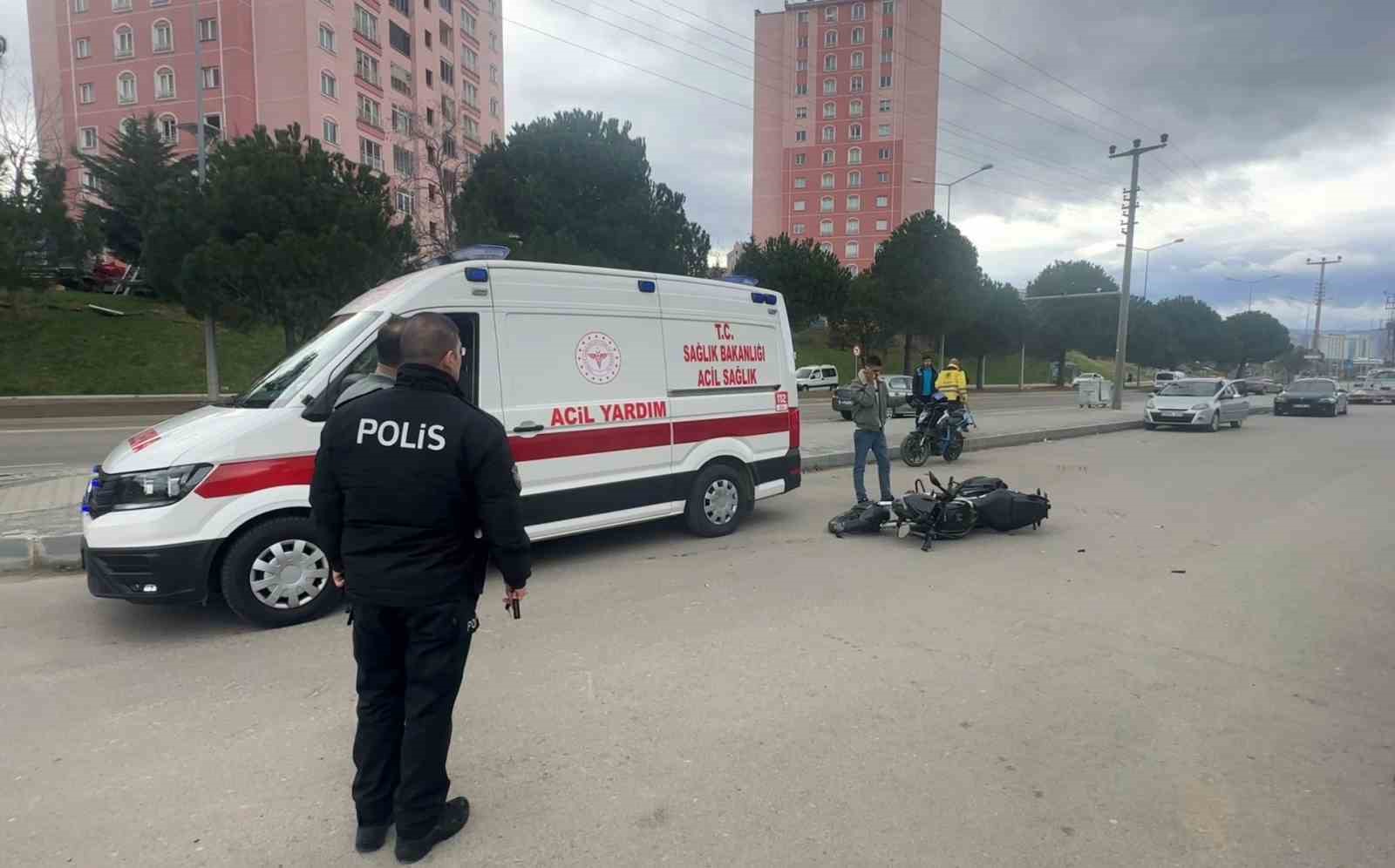 motosikletle otomobil carpisti 2 yarali 2 Q8YYBvDz