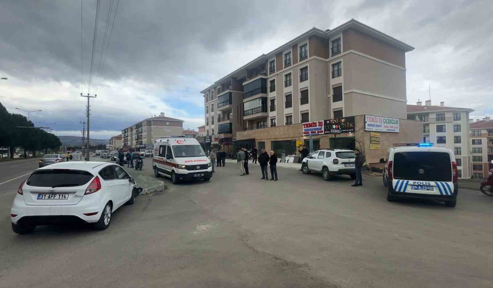 motosikletle otomobil carpisti 2 yarali 4 PT5qPLPs