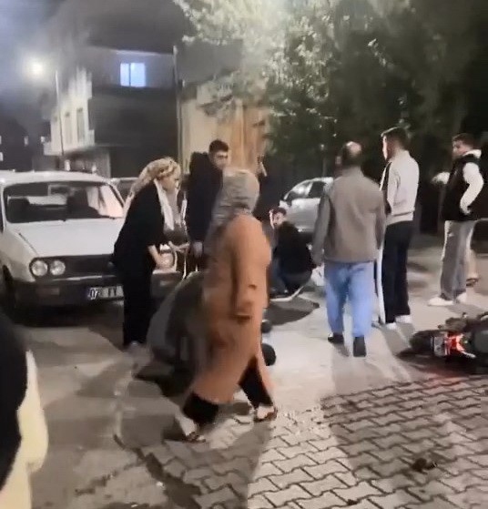 motosikletle otomobilin carpisma anlari kameralara yansidi 1i agir 2 yarali 1 6uCZJiag