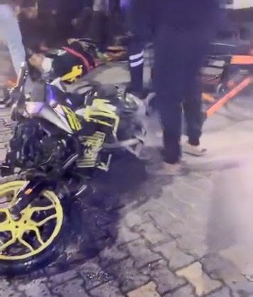 motosikletle otomobilin carpisma anlari kameralara yansidi 1i agir 2 yarali 2 Q4ZVv4YA