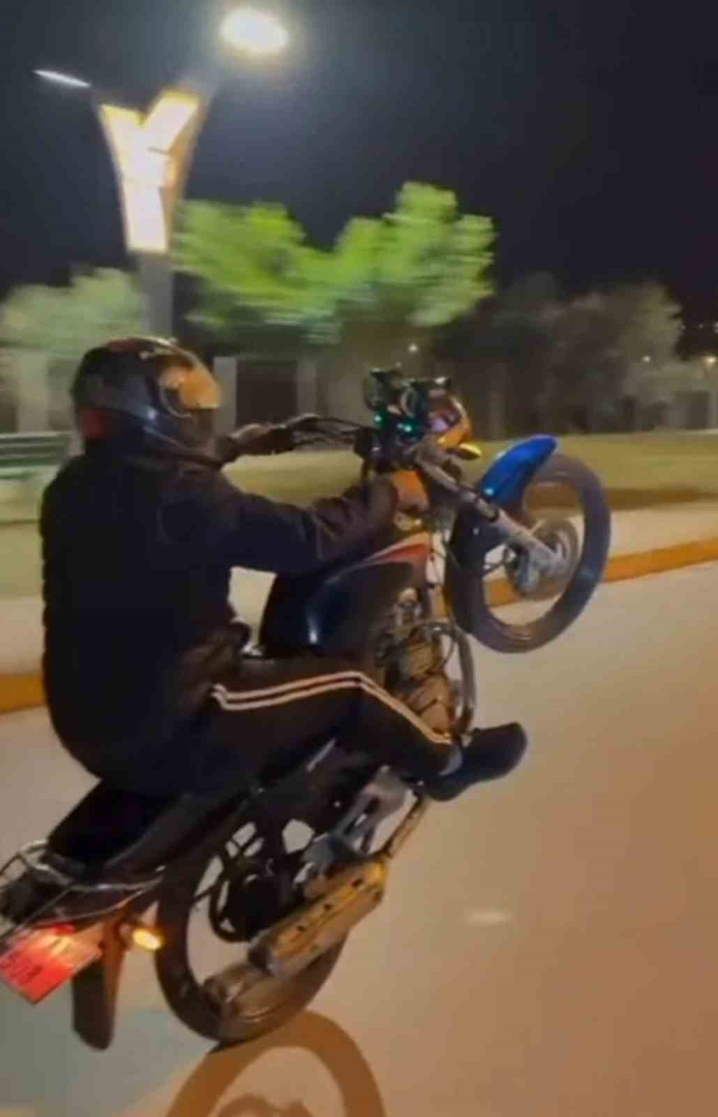 Motosikletle yaptığı şovlar hem ceza yedirdi, hem ehliyetinden etti 5 motosikletle yaptigi sovlar hem ceza yedirdi hem ehliyetinden etti 1
