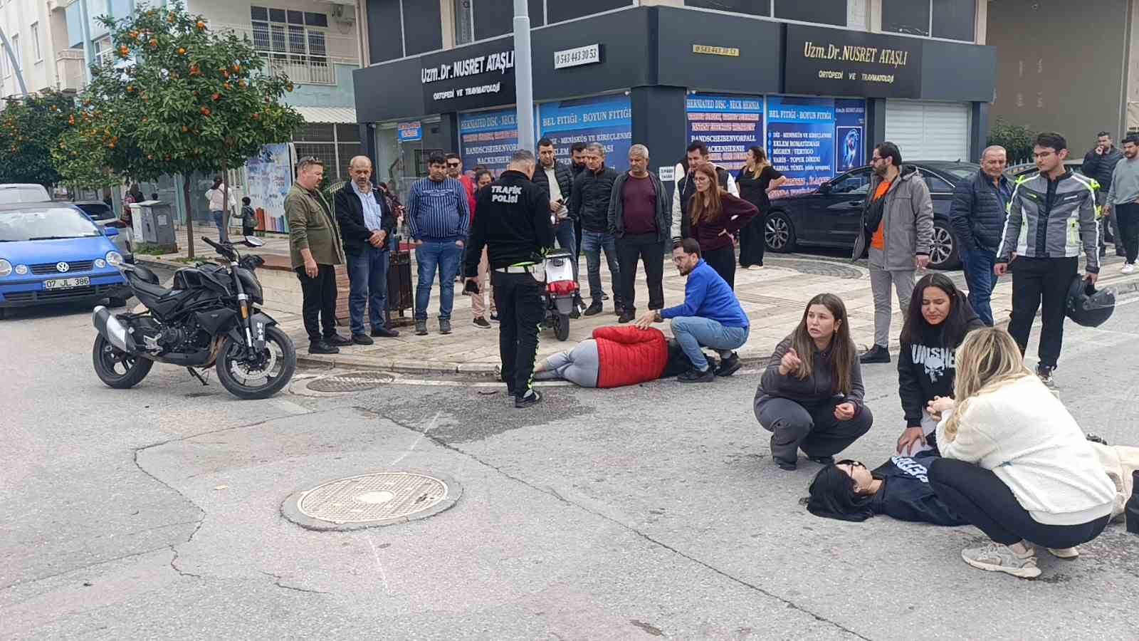 Motosikletler kavşakta çarpıştı, 2 kişi yaralandı: Kaza anı kamerada 4 motosikletler kavsakta carpisti 2 kisi yaralandi kaza ani kamerada 0 W8Crr6Eq