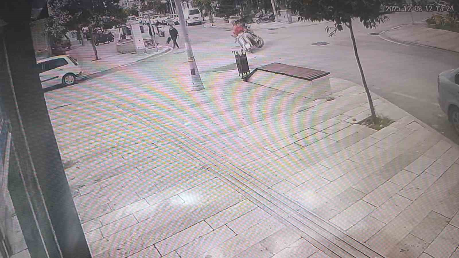 Motosikletler kavşakta çarpıştı, 2 kişi yaralandı: Kaza anı kamerada 5 motosikletler kavsakta carpisti 2 kisi yaralandi kaza ani kamerada 1 hIW8R4k1
