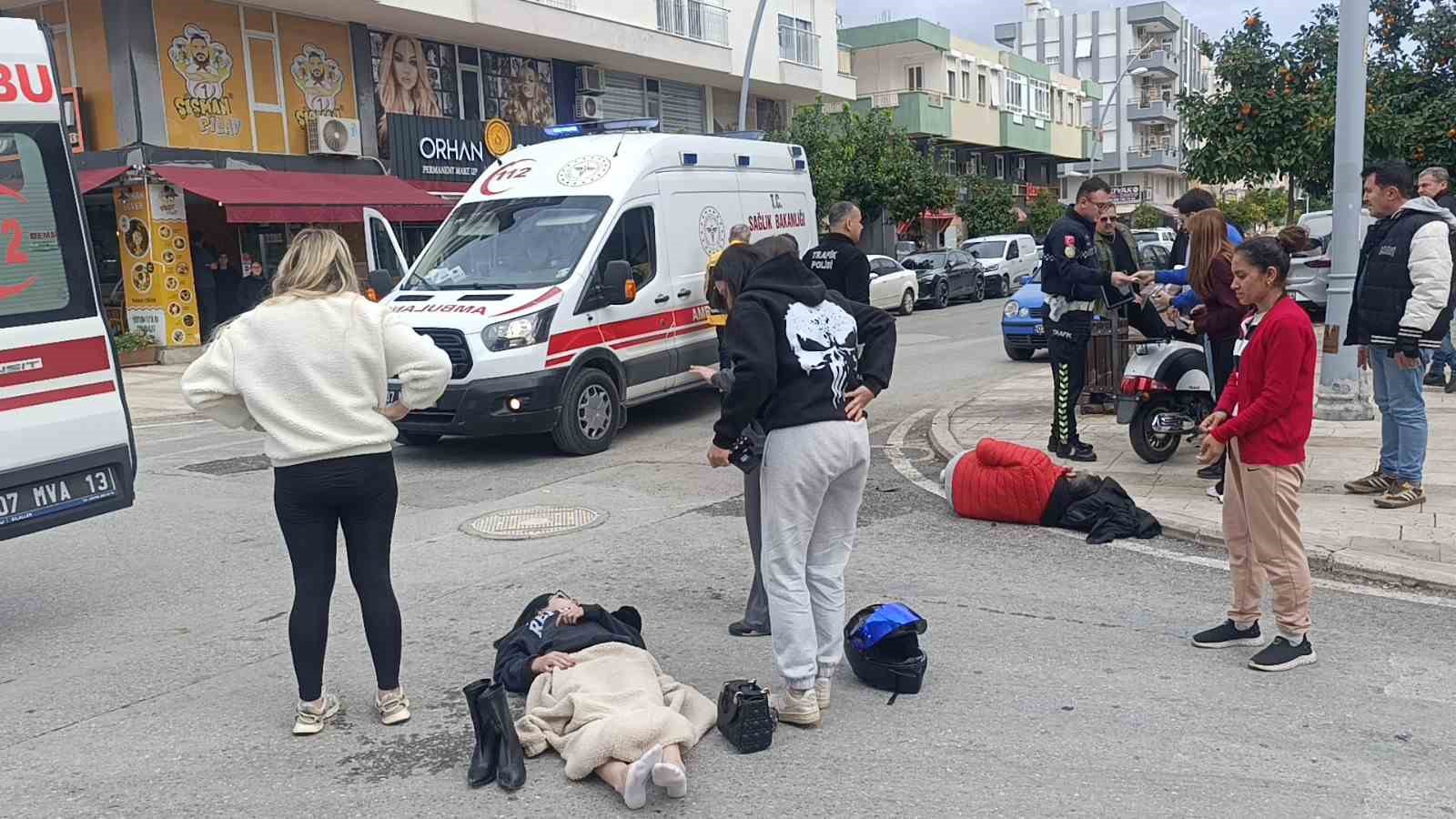 Motosikletler kavşakta çarpıştı, 2 kişi yaralandı: Kaza anı kamerada 14 motosikletler kavsakta carpisti 2 kisi yaralandi kaza ani kamerada 10 tP3VZPLV