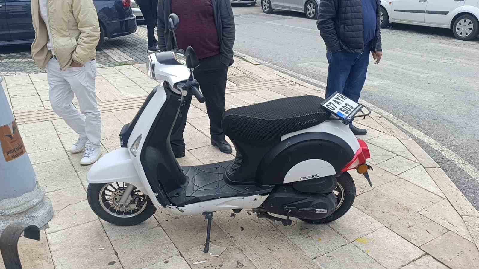 Motosikletler kavşakta çarpıştı, 2 kişi yaralandı: Kaza anı kamerada 15 motosikletler kavsakta carpisti 2 kisi yaralandi kaza ani kamerada 11 aJCMJVMG