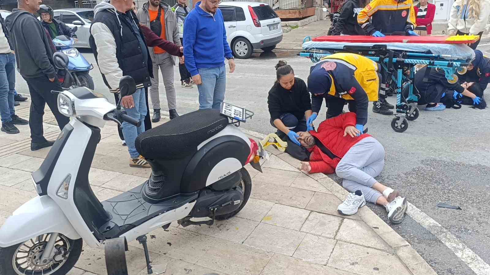 Motosikletler kavşakta çarpıştı, 2 kişi yaralandı: Kaza anı kamerada 6 motosikletler kavsakta carpisti 2 kisi yaralandi kaza ani kamerada 2 LcausTN5