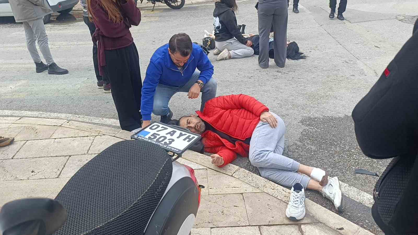 Motosikletler kavşakta çarpıştı, 2 kişi yaralandı: Kaza anı kamerada 8 motosikletler kavsakta carpisti 2 kisi yaralandi kaza ani kamerada 4 KRiGDYeN