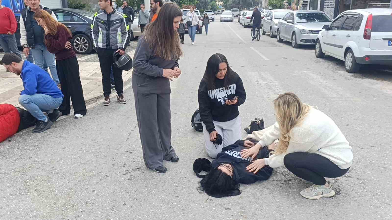 Motosikletler kavşakta çarpıştı, 2 kişi yaralandı: Kaza anı kamerada 10 motosikletler kavsakta carpisti 2 kisi yaralandi kaza ani kamerada 6