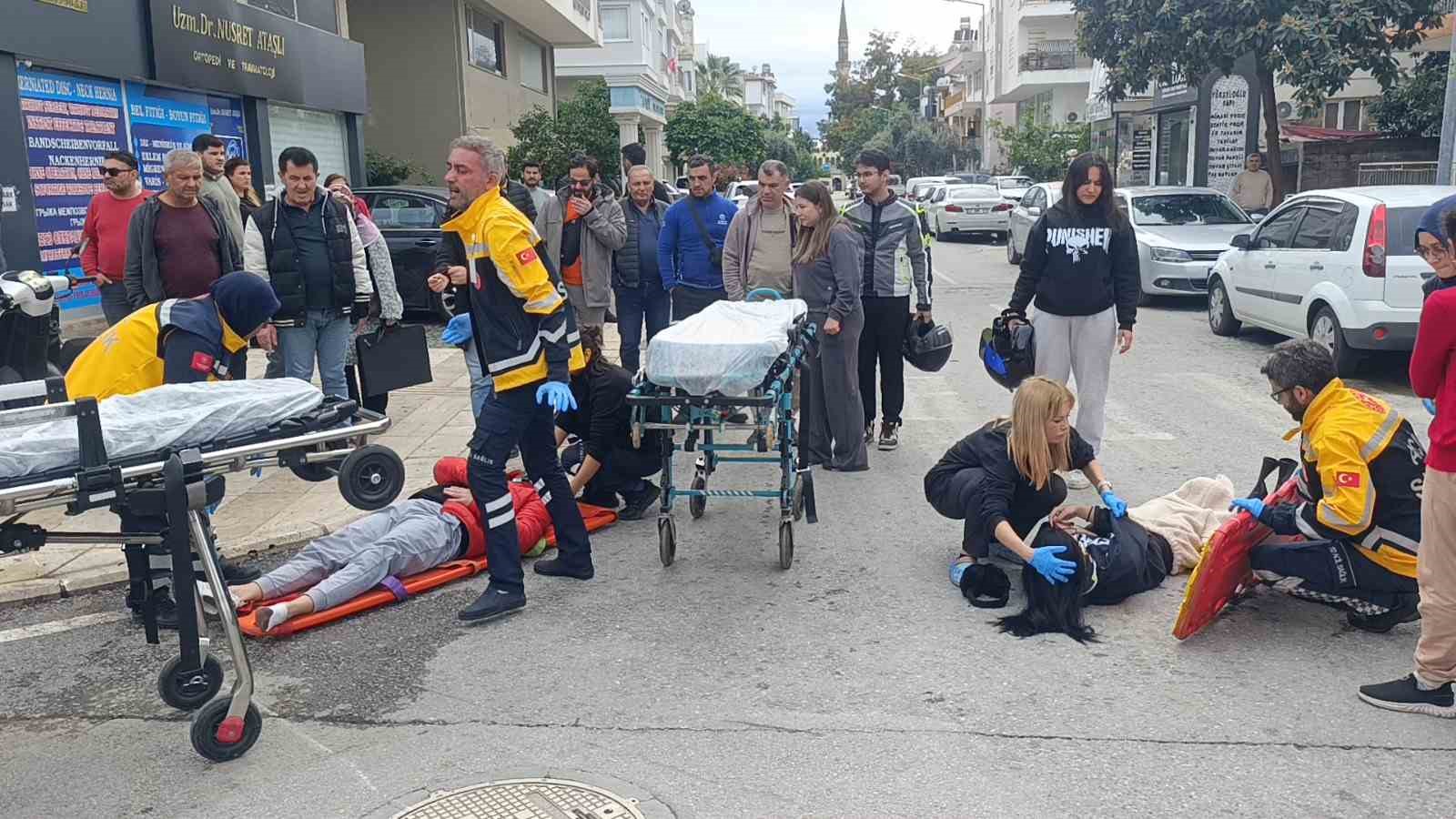 Motosikletler kavşakta çarpıştı, 2 kişi yaralandı: Kaza anı kamerada 11 motosikletler kavsakta carpisti 2 kisi yaralandi kaza ani kamerada 7 uO3sng5V