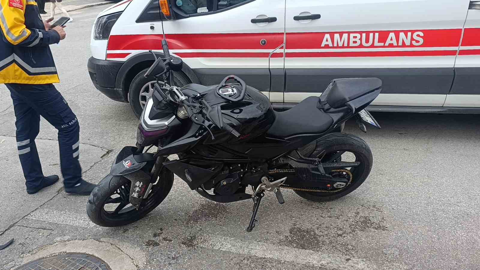 Motosikletler kavşakta çarpıştı, 2 kişi yaralandı: Kaza anı kamerada 12 motosikletler kavsakta carpisti 2 kisi yaralandi kaza ani kamerada 8