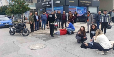 motosikletler-kavsakta-carpisti-2-kisi-yaralandi-kaza-ani-kamerada-pSREuSYm.jpg