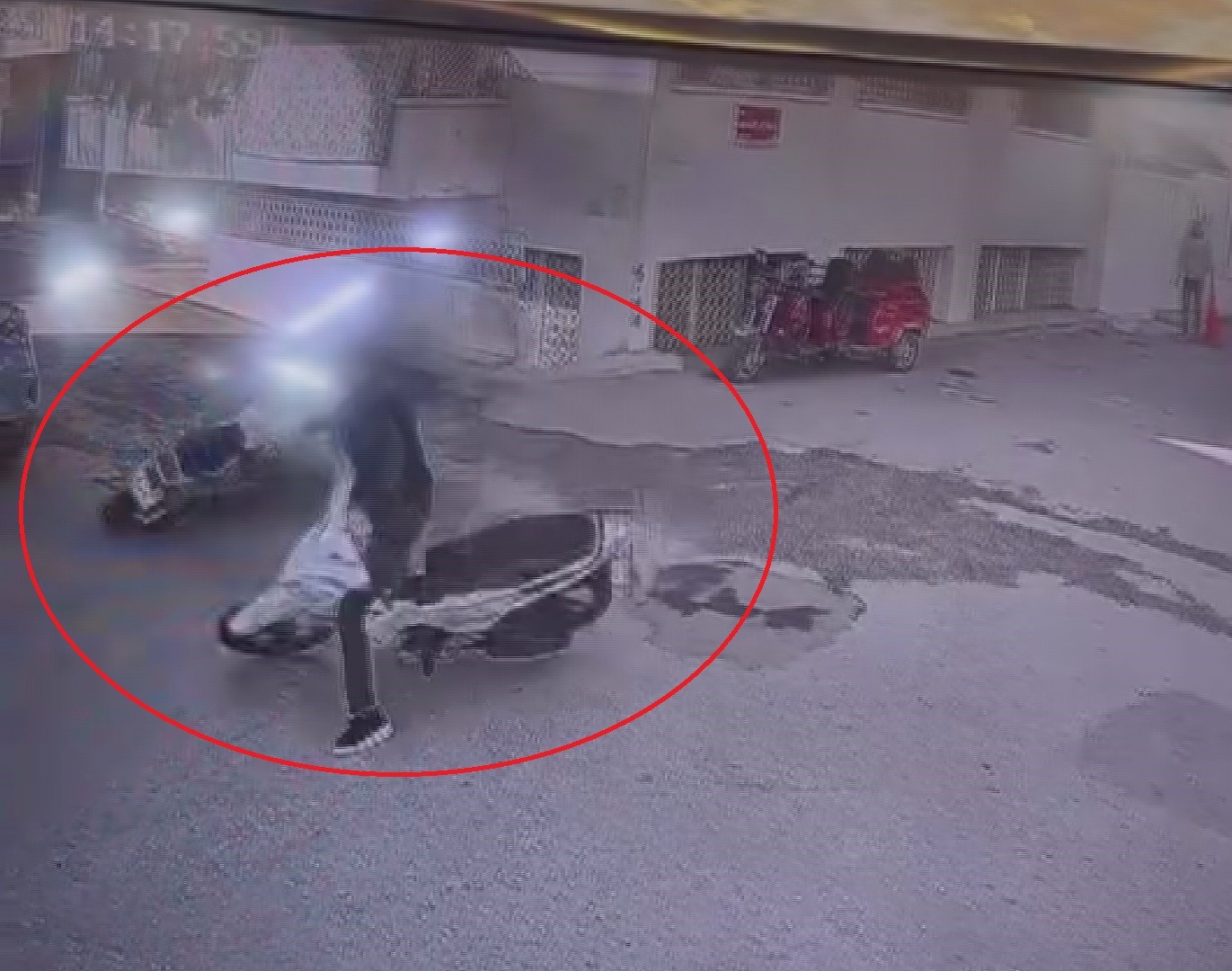 motosikletlerin kafa kafaya carpistigi anlar kameraya yansidi 1 qzXKiwmT