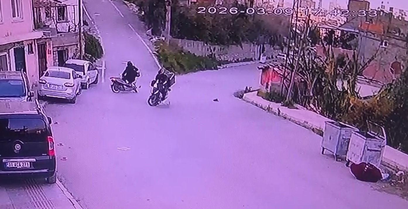 Motosikletlerin kafa kafaya çarpıştığı kazada şahısların yere savrulduğu anlar kameraya yansıdı 4 motosikletlerin kafa kafaya carpistigi kazada sahislarin yere savruldugu anlar kameraya yansidi 0 VG3hXUyz