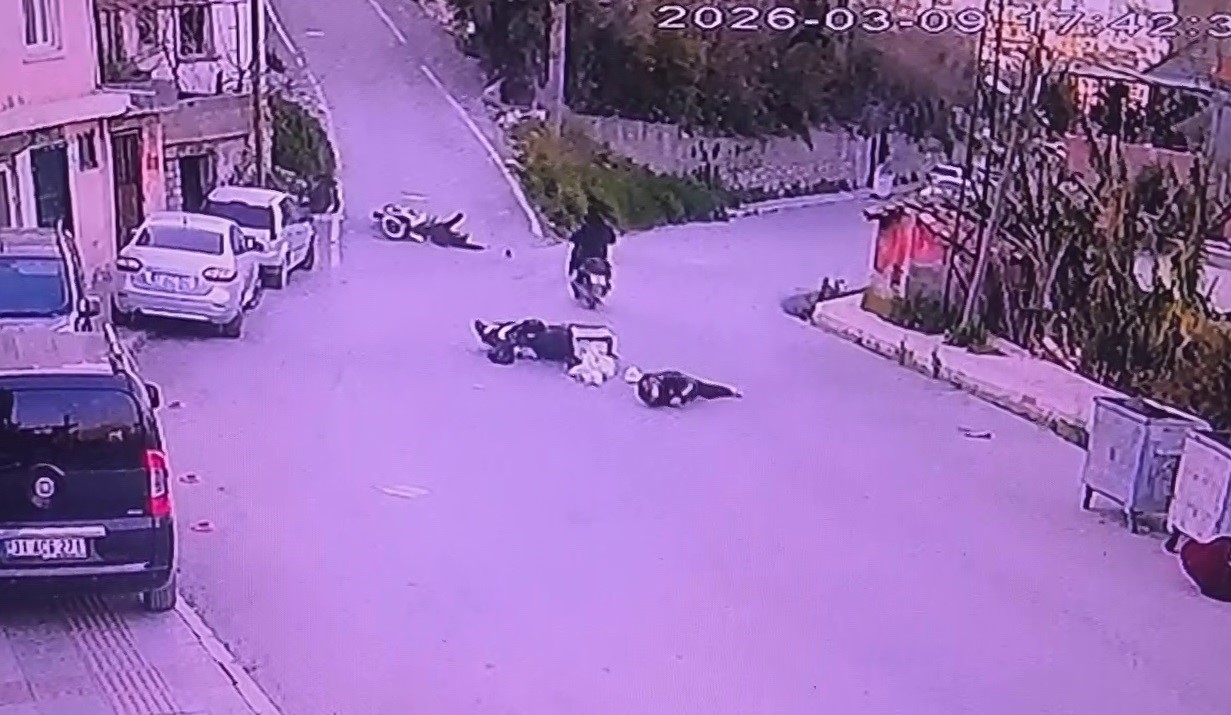Motosikletlerin kafa kafaya çarpıştığı kazada şahısların yere savrulduğu anlar kameraya yansıdı 5 motosikletlerin kafa kafaya carpistigi kazada sahislarin yere savruldugu anlar kameraya yansidi 1 2DGV1uD2