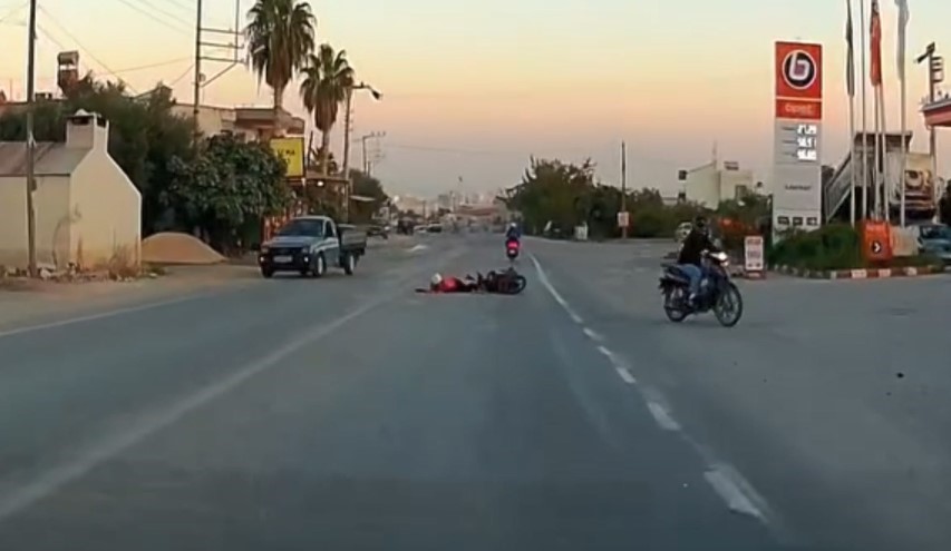 Motosikletlerin karıştığı kaza araç kamerasına yansıdı 4 motosikletlerin karistigi kaza arac kamerasina yansidi 0 IQAWGbue