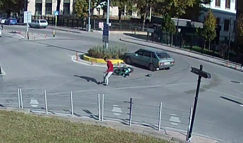 Motosikletli havada takla attı, ilk yaptığı şey fırlayan ayakkabısını giymek oldu 6 motosikletli havada takla atti ilk yaptigi sey firlayan ayakkabisini giymek oldu 2 WiH7qlRP