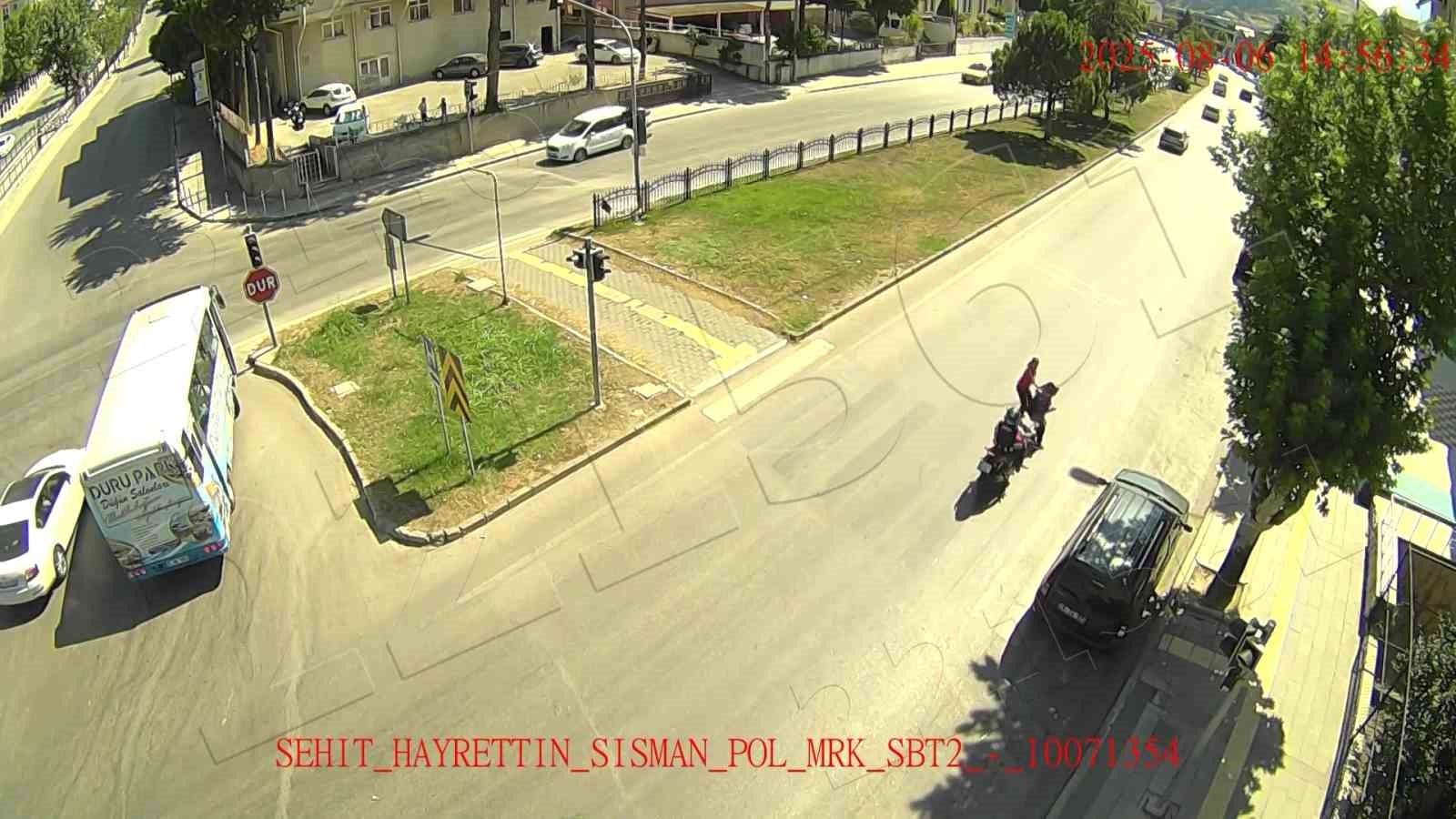 Motosikletli kaputa yapıştı, otomobil motosikletlinin üstünden geçti 5 motosikletli kaputa yapisti otomobil motosikletlinin ustunden gecti 1 TtwOGiYH