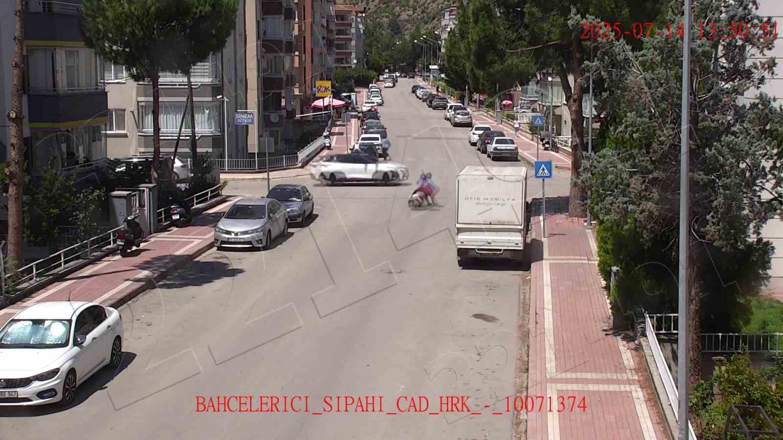 Motosikletli kaputa yapıştı, otomobil motosikletlinin üstünden geçti 6 motosikletli kaputa yapisti otomobil motosikletlinin ustunden gecti 2 a1Jt7ORz