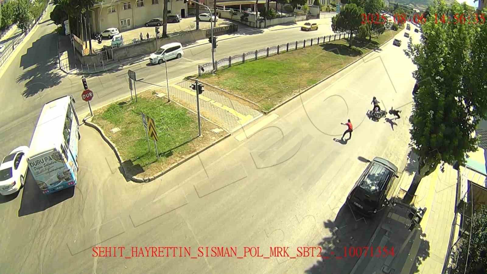 Motosikletli kaputa yapıştı, otomobil motosikletlinin üstünden geçti 7 motosikletli kaputa yapisti otomobil motosikletlinin ustunden gecti 3 84fceGf5