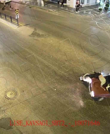 motosikletli-kaputa-yapisti-otomobil-motosikletlinin-ustunden-gecti-COSnpJVM.jpg