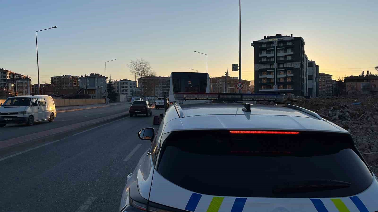 Motosikletli kurye belediye otobüsüne çarptı: 1 yaralı 5 motosikletli kurye belediye otobusune carpti 1 yarali 1 Eiiub66z