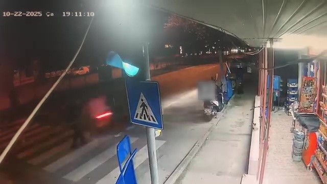 motosikletli kuryenin carptigi yasli adam kanlar icinde yere yigildi 1 8HHgZKS1