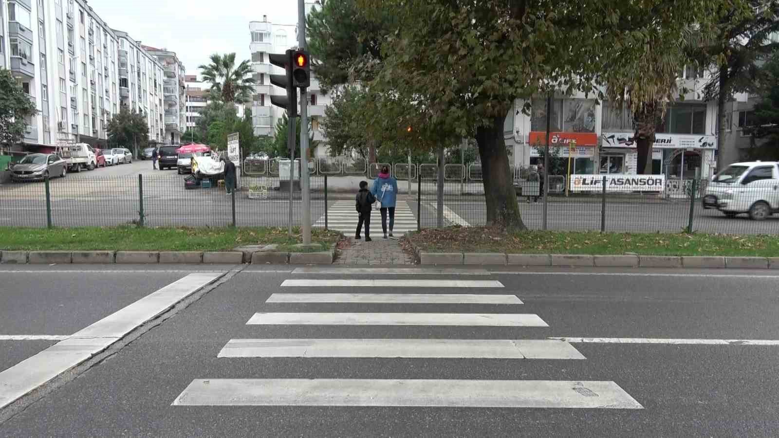 motosikletli kuryenin carptigi yasli adam kanlar icinde yere yigildi 3