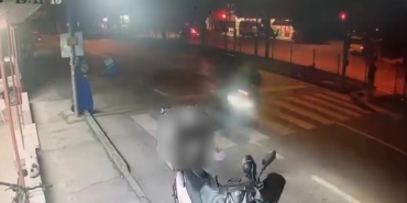 motosikletli-kuryenin-carptigi-yasli-adam-kanlar-icinde-yere-yigildi-O39YePty.jpg