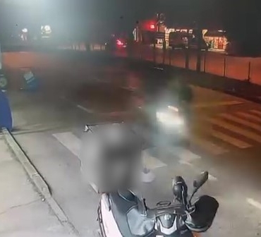 motosikletli-kuryenin-carptigi-yasli-adam-kanlar-icinde-yere-yigildi-O39YePty.jpg