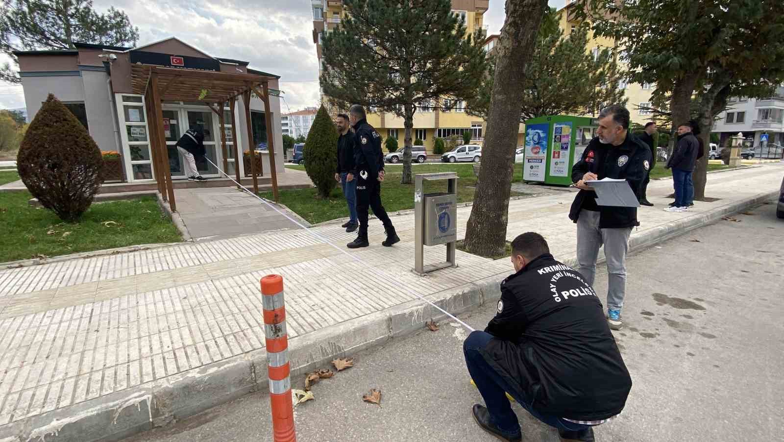 motosikletli saldirgan muhtarliga kursun yagdirdi 1 LpV6sI23