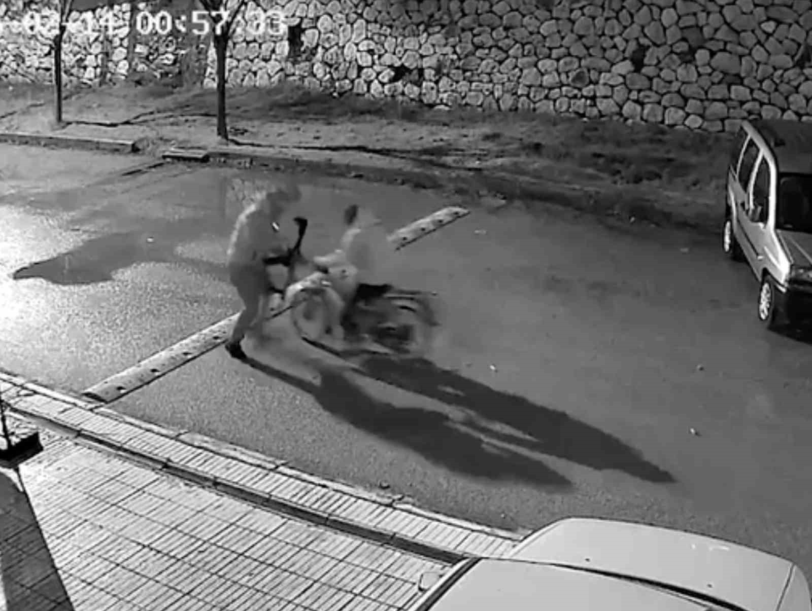 motosikletli saldirganlar ayni is yerini ikinci kez kursun yagmuruna tuttu o anlar kamerada 1 VP73SVyY