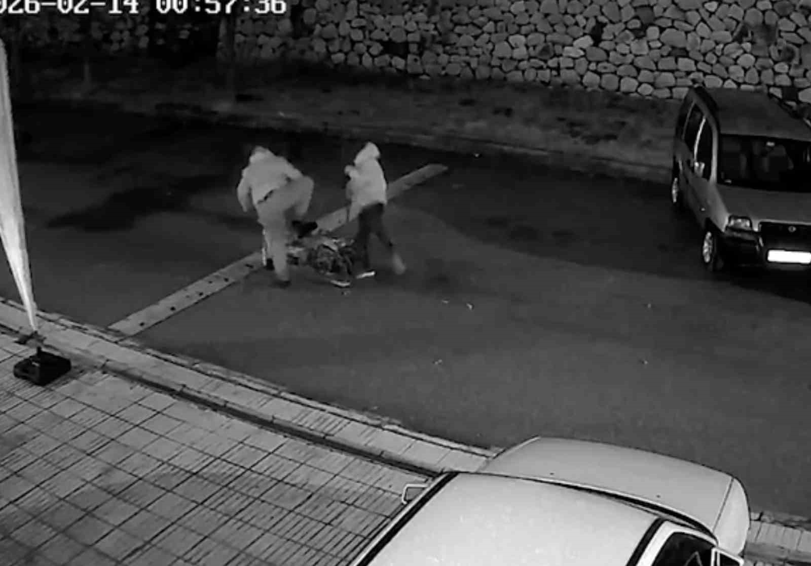 motosikletli saldirganlar ayni is yerini ikinci kez kursun yagmuruna tuttu o anlar kamerada 2 NvItfcAw