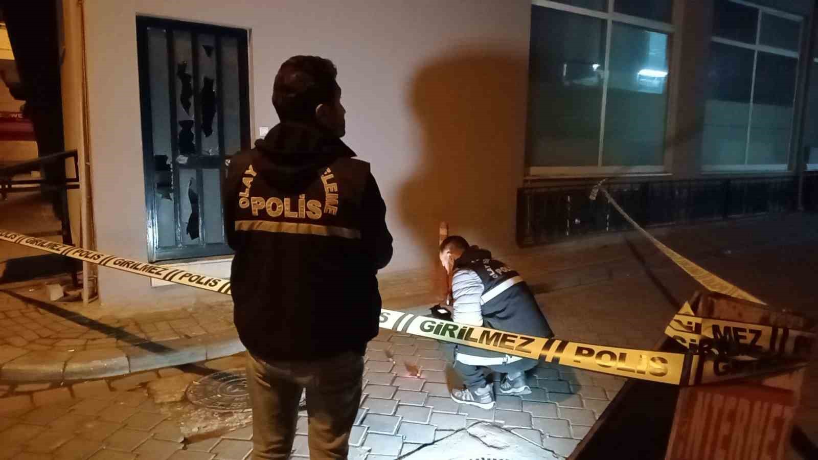 Motosikletli saldırganlar iş yerine tüfekle 3 el ateş açıp kaçtı 4 motosikletli saldirganlar is yerine tufekle 3 el ates acip kacti 0 PjCjuJM2