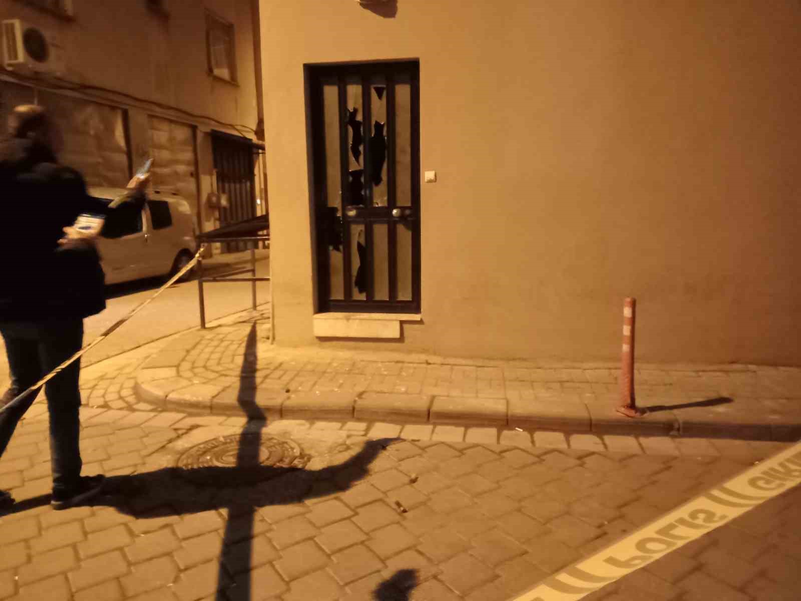Motosikletli saldırganlar iş yerine tüfekle 3 el ateş açıp kaçtı 6 motosikletli saldirganlar is yerine tufekle 3 el ates acip kacti 2 b474dGVG