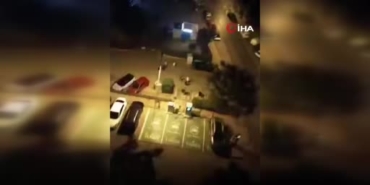 motosikletli-saldirganlar-yol-kenarinda-bekleyen-gruba-ates-acti-7dSHkPns.jpg