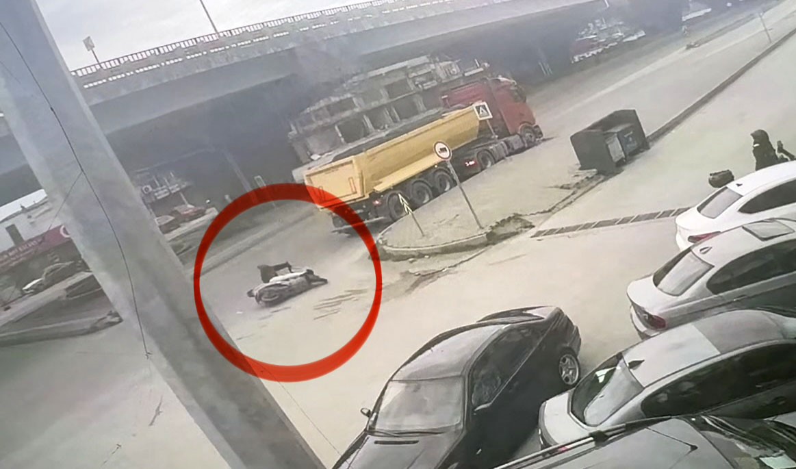 motosikletli tirin altina girmekten son anda kurtuldu 0 ychdueUw
