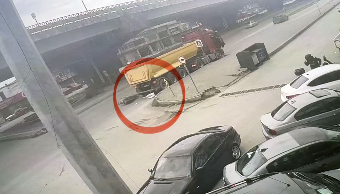 motosikletli tirin altina girmekten son anda kurtuldu 1 Kvcampfd