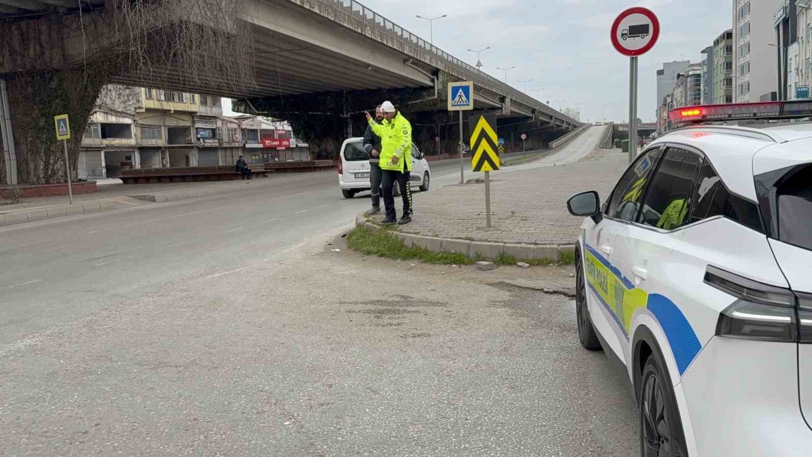 motosikletli tirin altina girmekten son anda kurtuldu 3 UOeurY8v