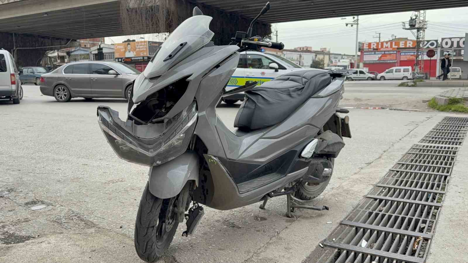 motosikletli tirin altina girmekten son anda kurtuldu 4 fFZENYrA