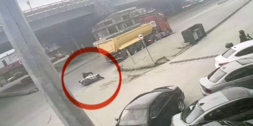 motosikletli-tirin-altina-girmekten-son-anda-kurtuldu-AqDPaMTP.jpg