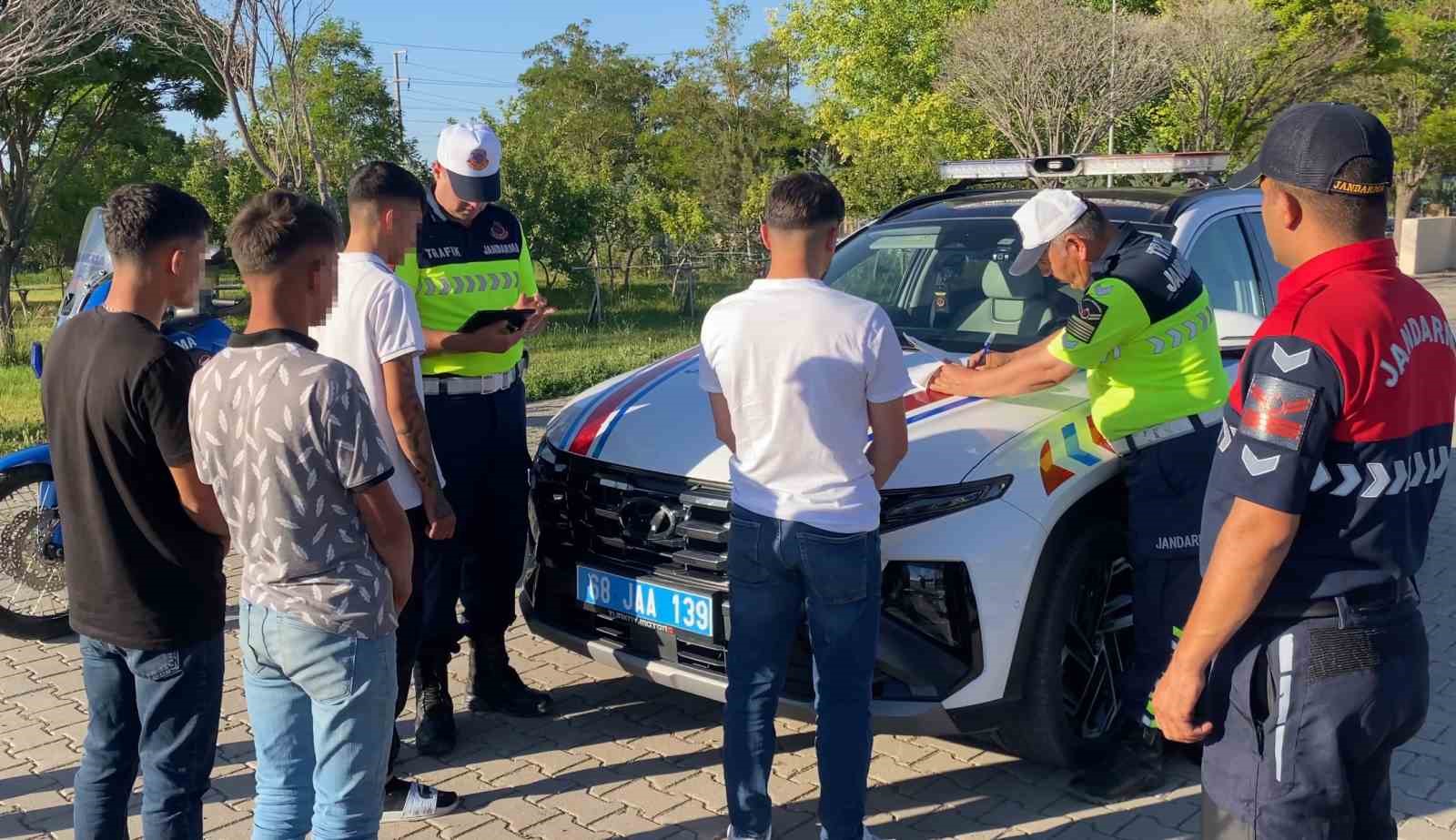 Motosikletli trafik canavarları jandarmadan kaçamadı 4 motosikletli trafik canavarlari jandarmadan kacamadi 0 aAUB4QNy