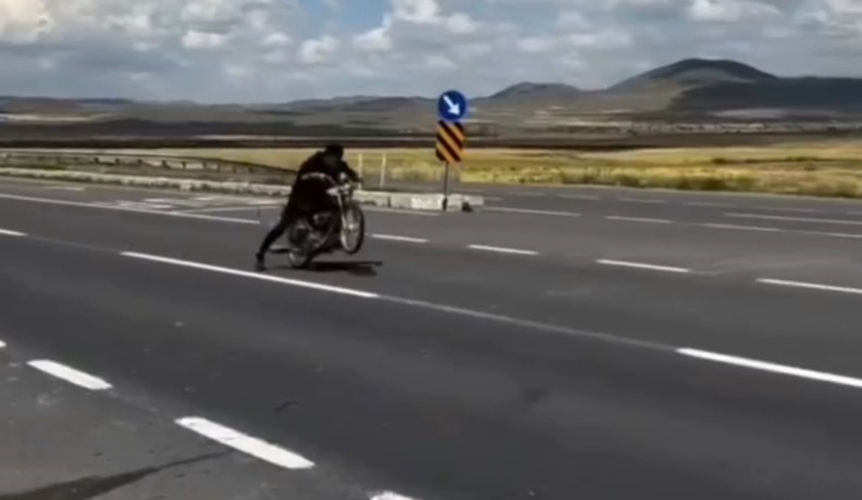 Motosikletli trafik canavarları jandarmadan kaçamadı 5 motosikletli trafik canavarlari jandarmadan kacamadi 1 gh6iHEKR