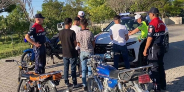 motosikletli-trafik-canavarlari-jandarmadan-kacamadi-NHsPslkK.jpg