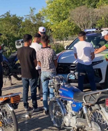 motosikletli-trafik-canavarlari-jandarmadan-kacamadi-NHsPslkK.jpg