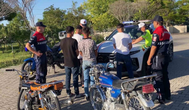 motosikletli-trafik-canavarlari-jandarmadan-kacamadi-NHsPslkK.jpg