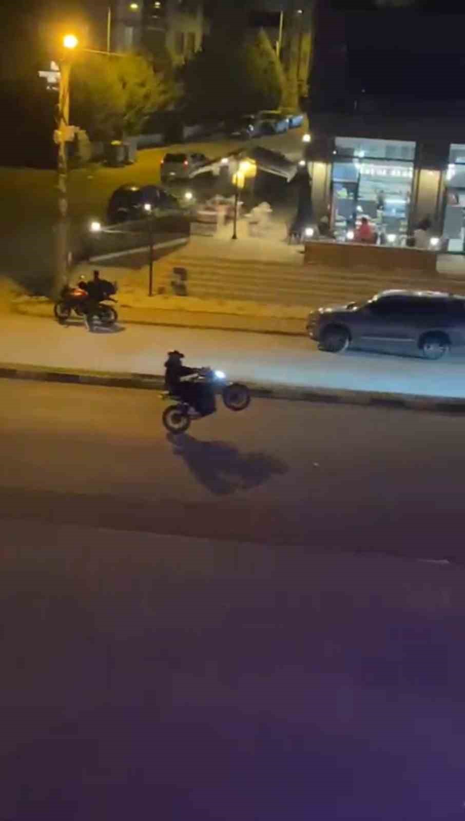 motosikletlilerin tek tekerle tehlikeli yolculuklari kamerada 0 DFK7bjvt