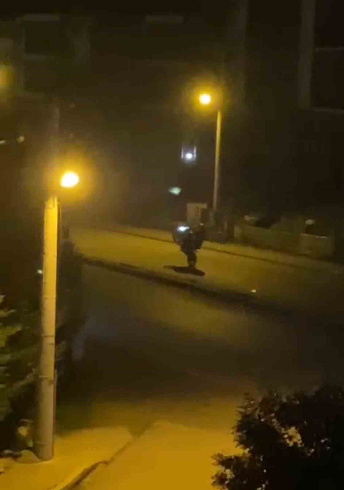 motosikletlilerin tek tekerle tehlikeli yolculuklari kamerada 1 PqFPSLbu