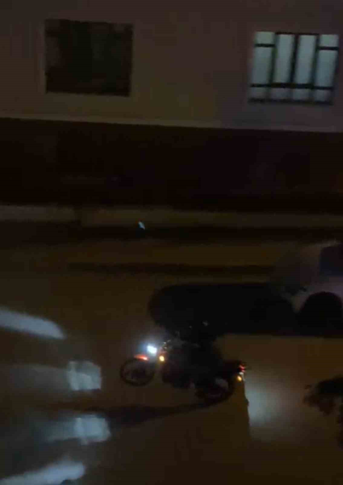 motosikletlilerin tek tekerle tehlikeli yolculuklari kamerada 2 zyV6Xkm9