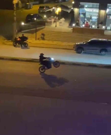 motosikletlilerin-tek-tekerle-tehlikeli-yolculuklari-kamerada-ns9VhNdc.jpg